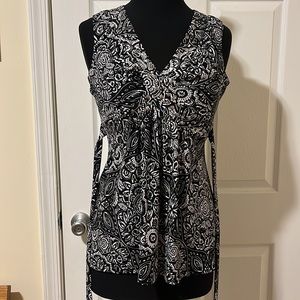 Speechless top black & white floral pattern with silver dots at neck lines